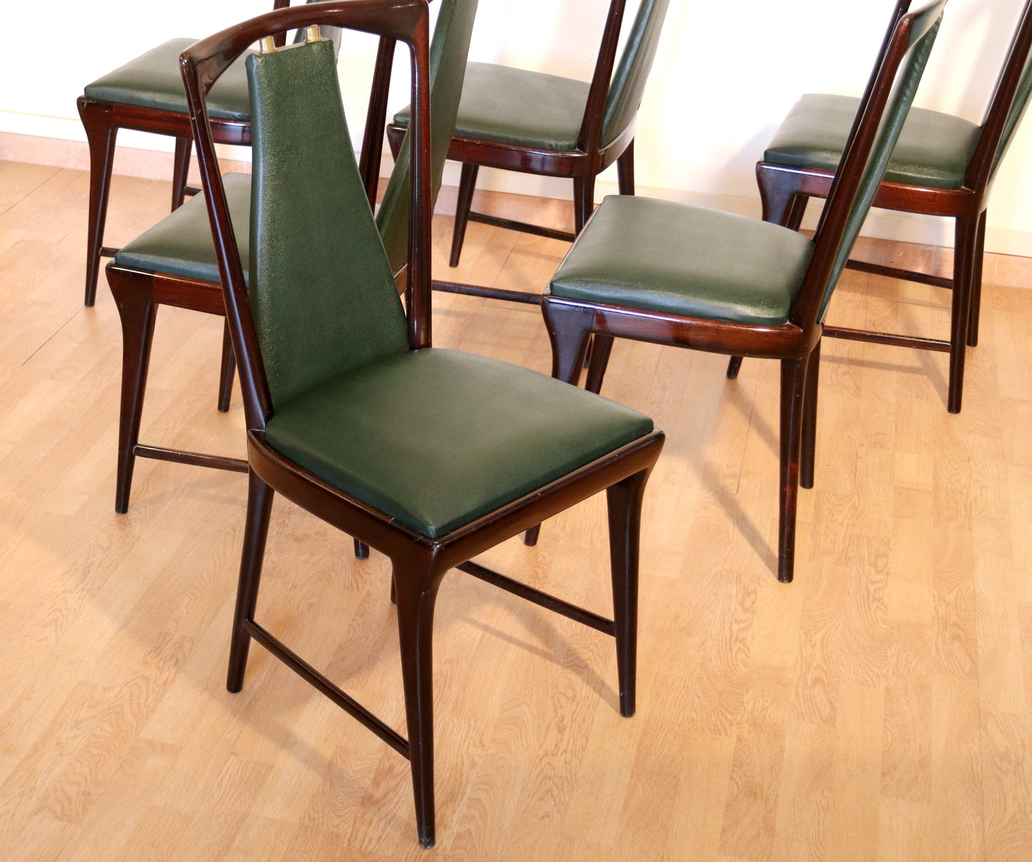 Set 6 sedie di metà secolo di Osvaldo Borsani, Atelier Borsani Varedo, mogano, palissandro pelle e ottone, Italia, anni '50