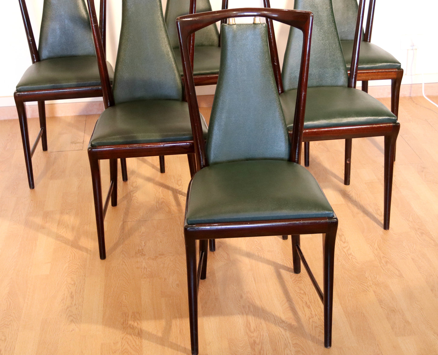 Set 6 sedie di metà secolo di Osvaldo Borsani, Atelier Borsani Varedo, mogano, palissandro pelle e ottone, Italia, anni '50