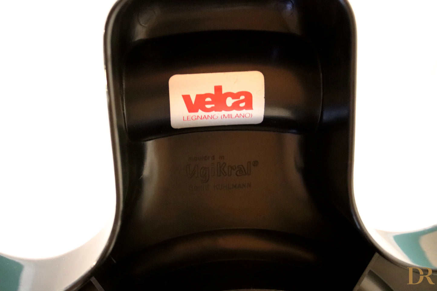 Sedile passeggino velca milano nero in plastica con finitura lucida e contorni sagomati design paolo orlandini appendiabiti velca