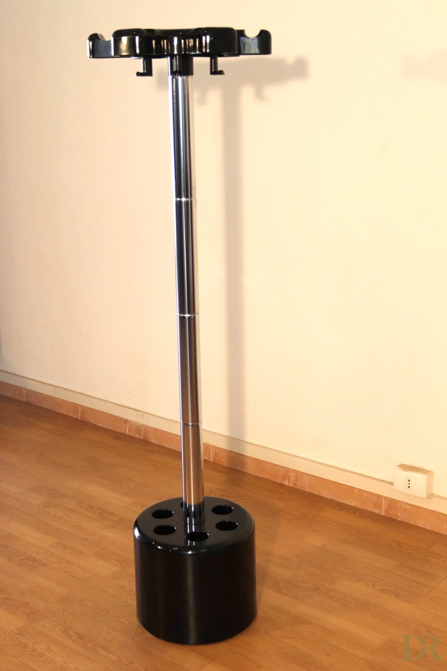 Appendiabiti velca in plastica nera con palo centrale cromato e base circolare design paolo orlandini velca milano