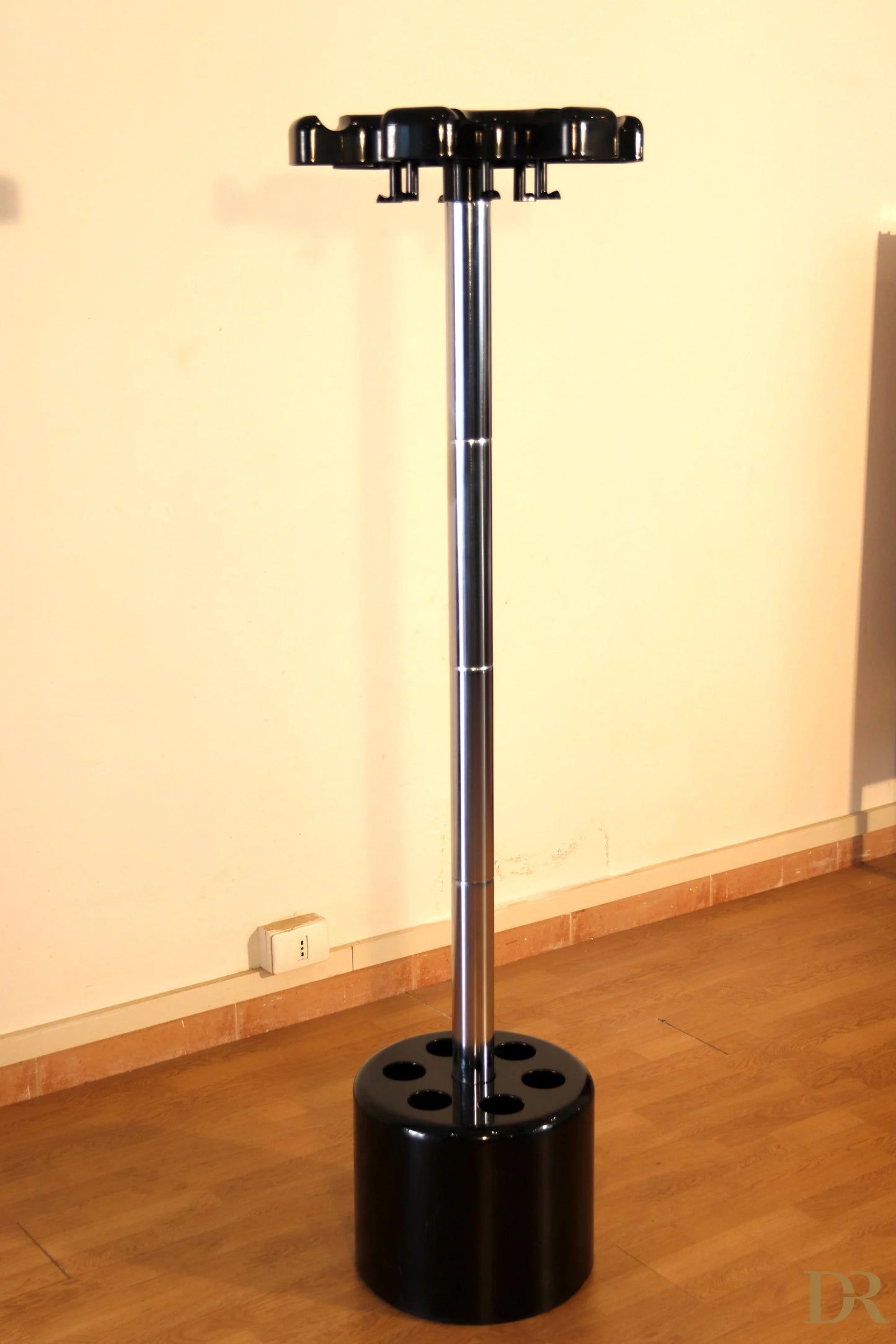 Appendiabiti velca con portaombrelli in plastica nera e palo centrale cromato design paolo orlandini per velca milano