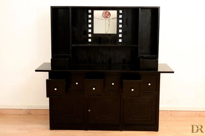 Credenza ds5 di charles rennie mackintosh per cassina anni 90 in lacca nera con pannello centrale in vetro decorato floreale art nouveau