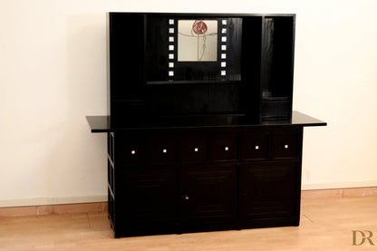 Credenza ds5 di charles rennie mackintosh per cassina anni 90 in lacca nera art deco con pannello specchiato floreale rosso e oro
