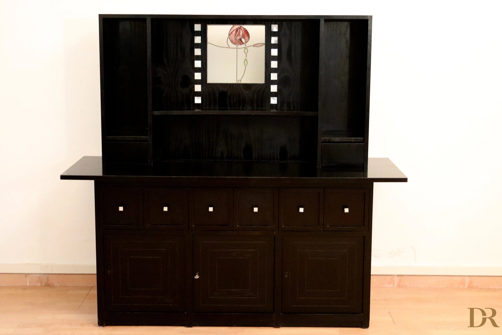 Credenza ds5 di charles rennie mackintosh per cassina con pannello centrale in vetro colorato a fiore rosso e finitura laccata nera