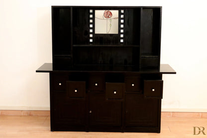 Credenza ds5 di charles rennie mackintosh per cassina anni 90 in lacca nera con pannello centrale in vetro e rosa stile art nouveau rossa