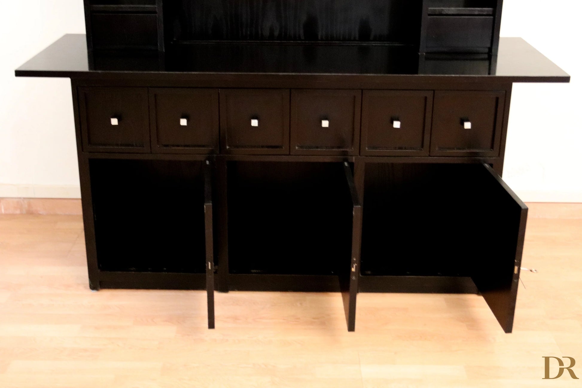 Credenza ds5 di charles rennie mackintosh per cassina nera in legno laccato con sei cassetti e tre sportelli aperti anni 90