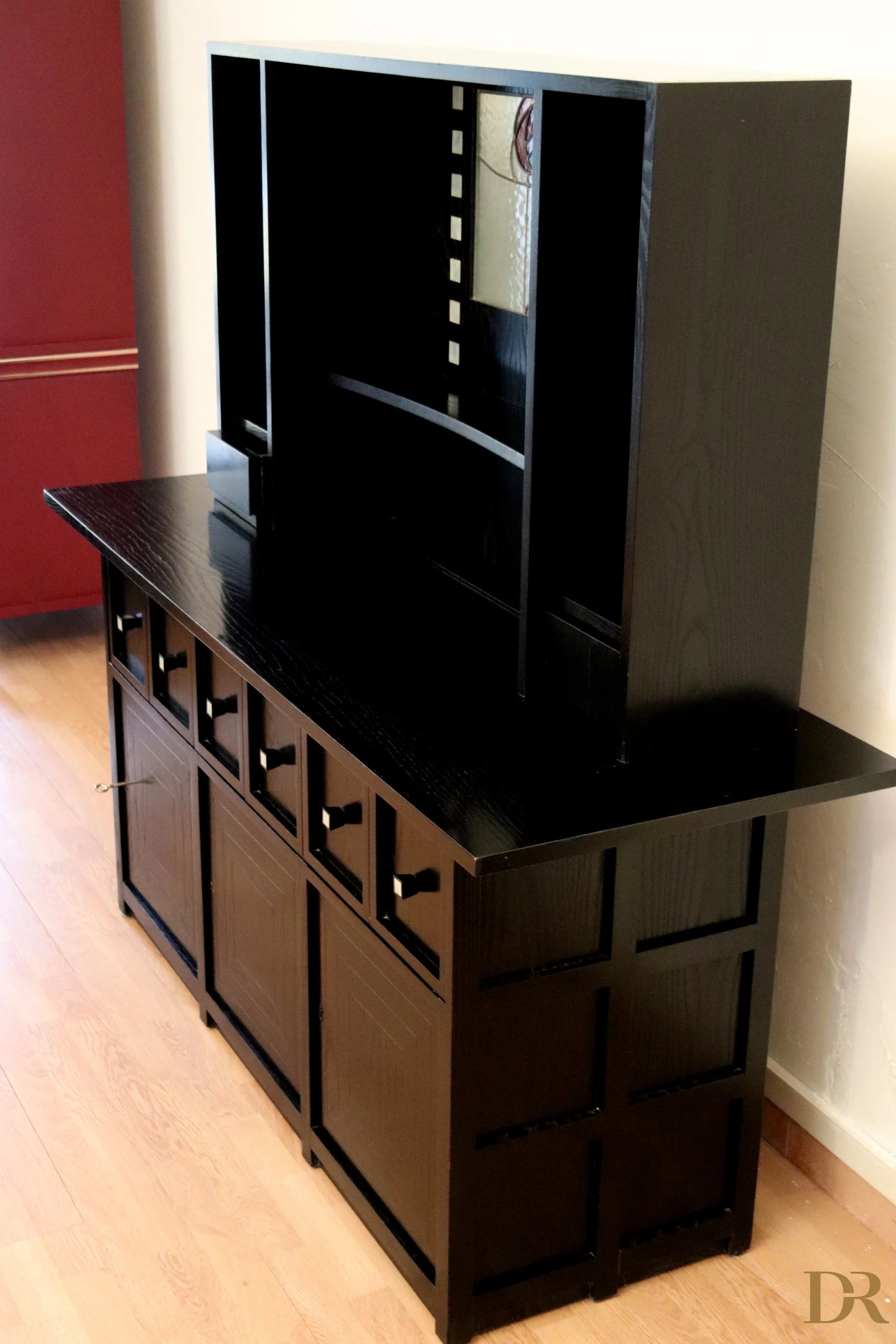 Sideboard nero laccato in legno con schienale specchiato e cassetti credenza ds5 di charles rennie mackintosh per cassina anni 90