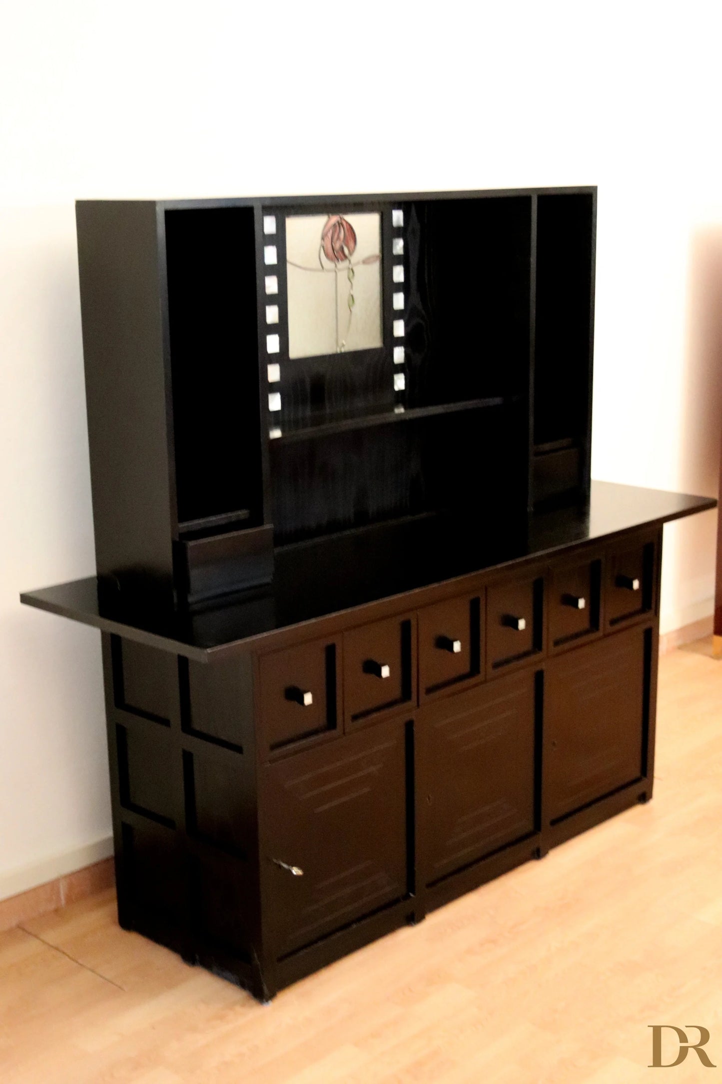 Credenza ds5 di charles rennie mackintosh per cassina anni 90 in legno laccato nero con piano lucido e pannello specchiato decorativo