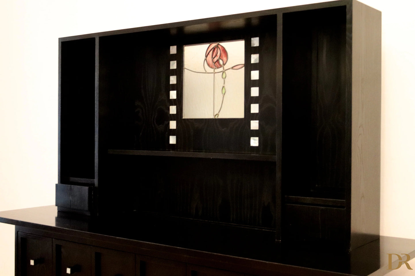 Credenza ds5 di charles rennie mackintosh per cassina anni 90 in legno laccato nero con pannello centrale in vetro colorato floreale