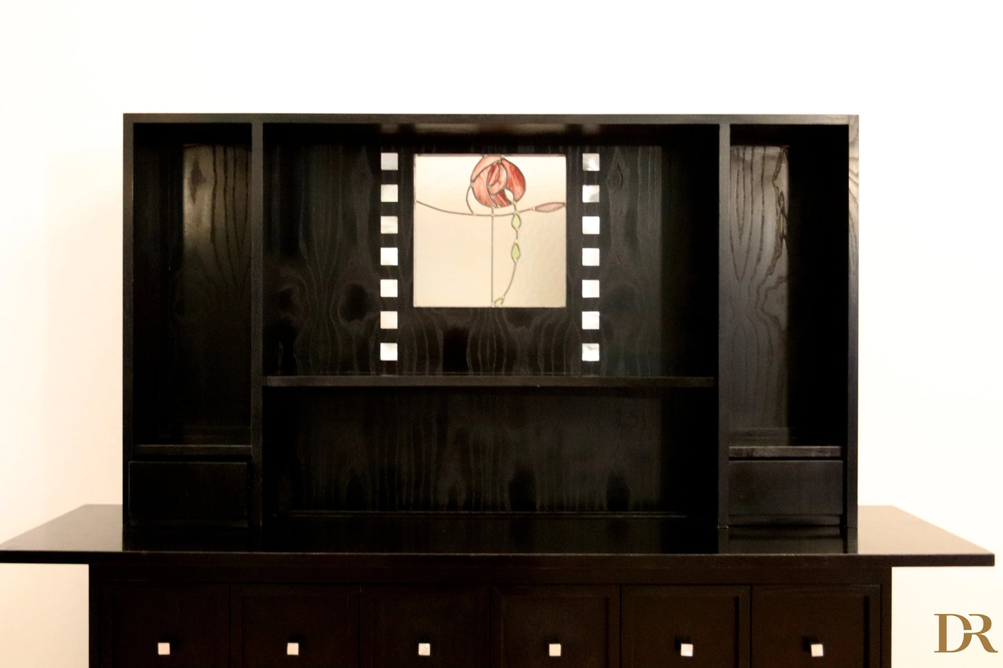 Credenza ds5 di charles rennie mackintosh per cassina anni 90 in legno nero con pannello centrale in vetro colorato a rosa rossa