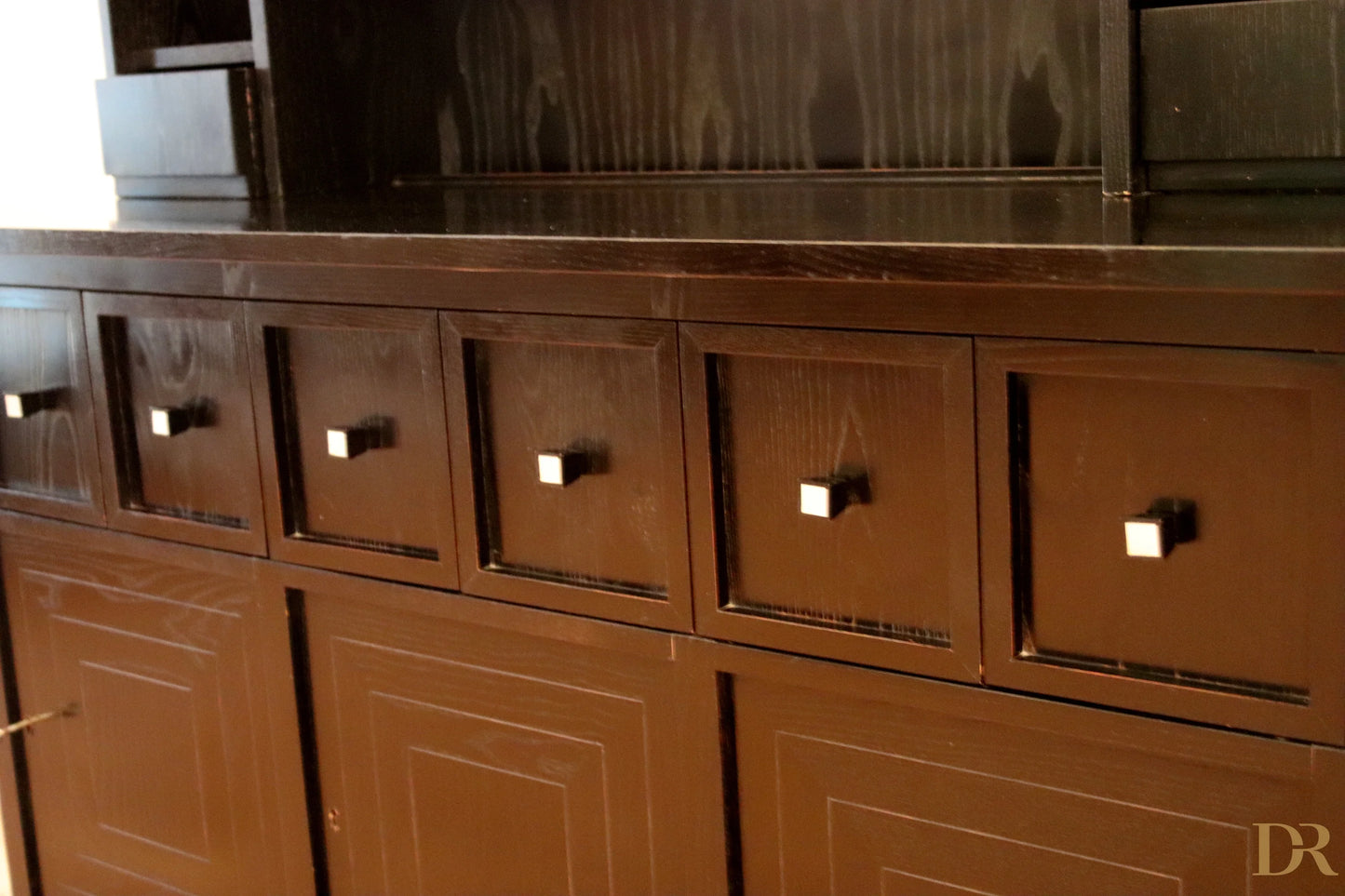 Credensa ds5 di charles rennie mackintosh per cassina anni 90 in legno scuro con cinque cassetti e maniglie nere quadrate