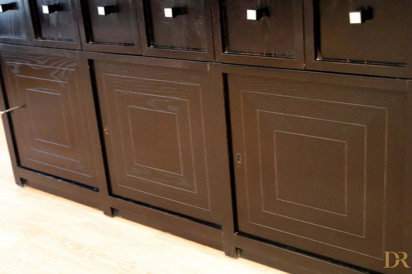 Credenza ds5 di charles rennie mackintosh per cassina anni 90 in legno scuro con ante a pannelli quadrati e maniglie nere