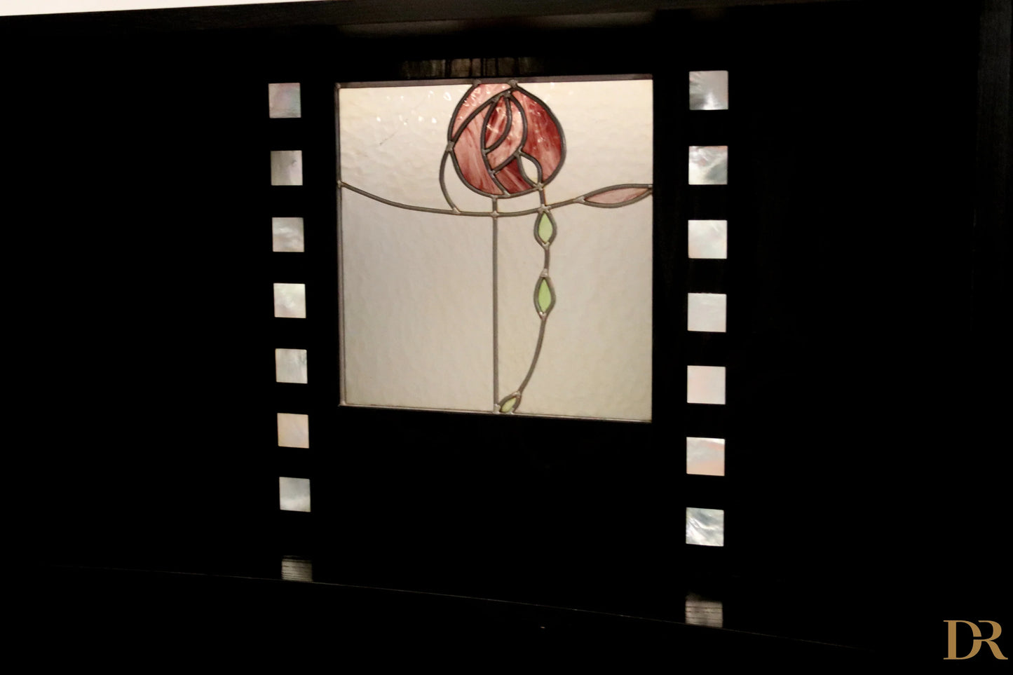 Pannello in vetro colorato con motivo rosa a rosone di charles rennie mackintosh per credenza ds5 cassina anni 90