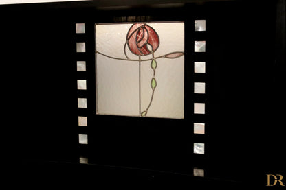 Pannello in vetro colorato con motivo rosa a rosone di charles rennie mackintosh per credenza ds5 cassina anni 90