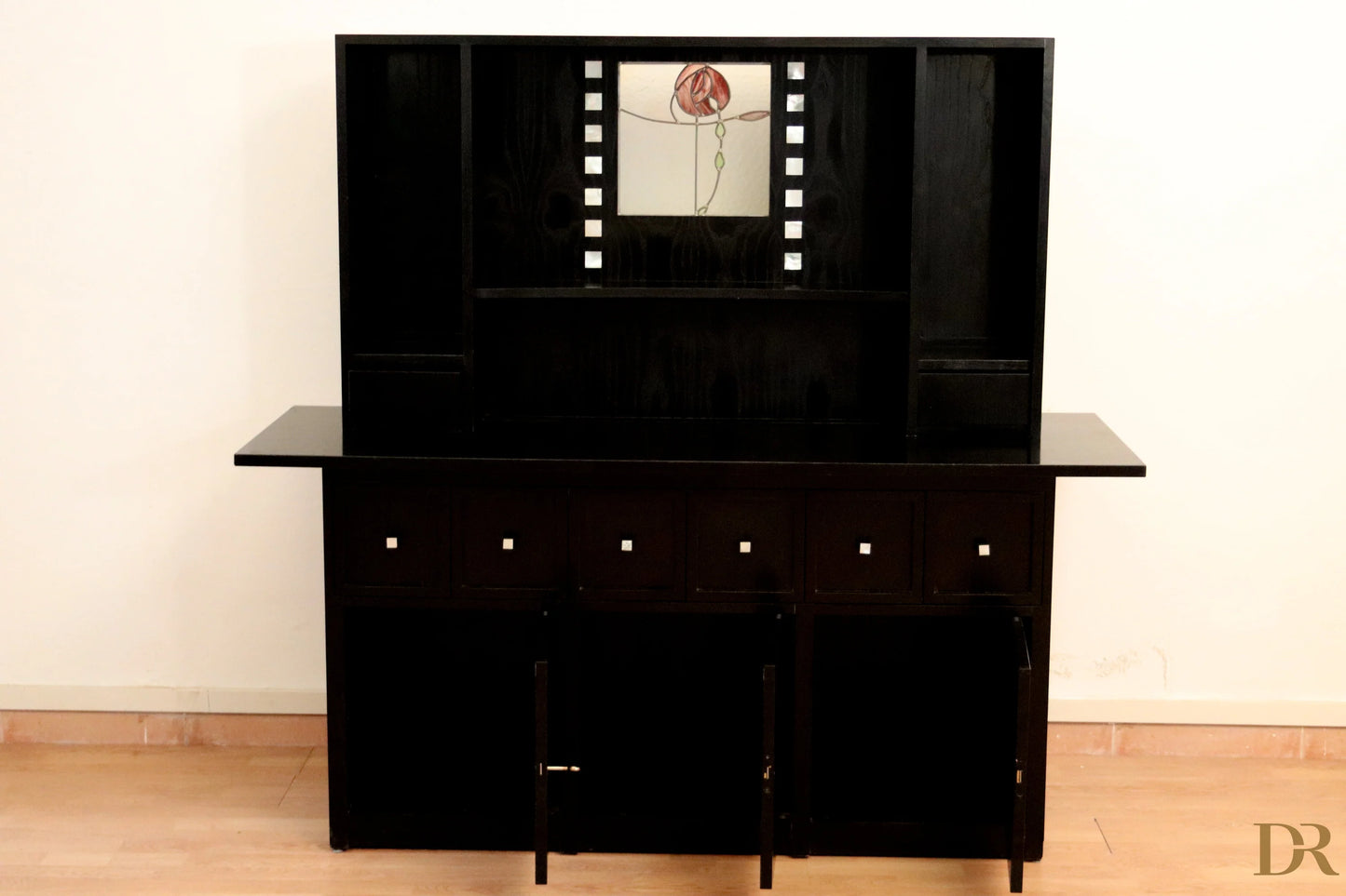 Credenza Ds5 di Charles Rennie Mackintosh anni 90 in lacca nera art deco con pannello centrale in vetro colorato rosa rossa