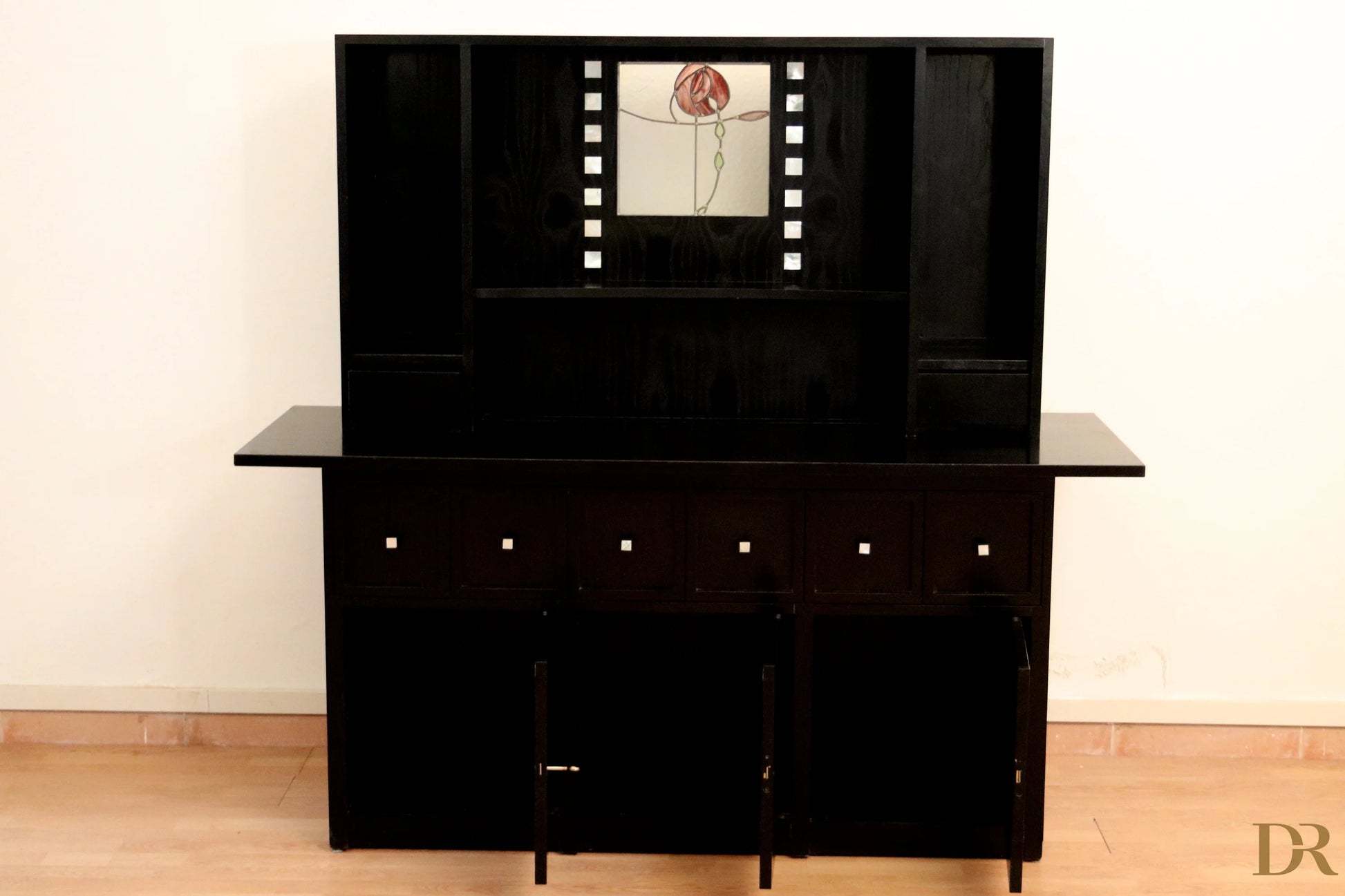 Credenza Ds5 di Charles Rennie Mackintosh anni 90 in lacca nera art deco con pannello centrale in vetro colorato rosa rossa