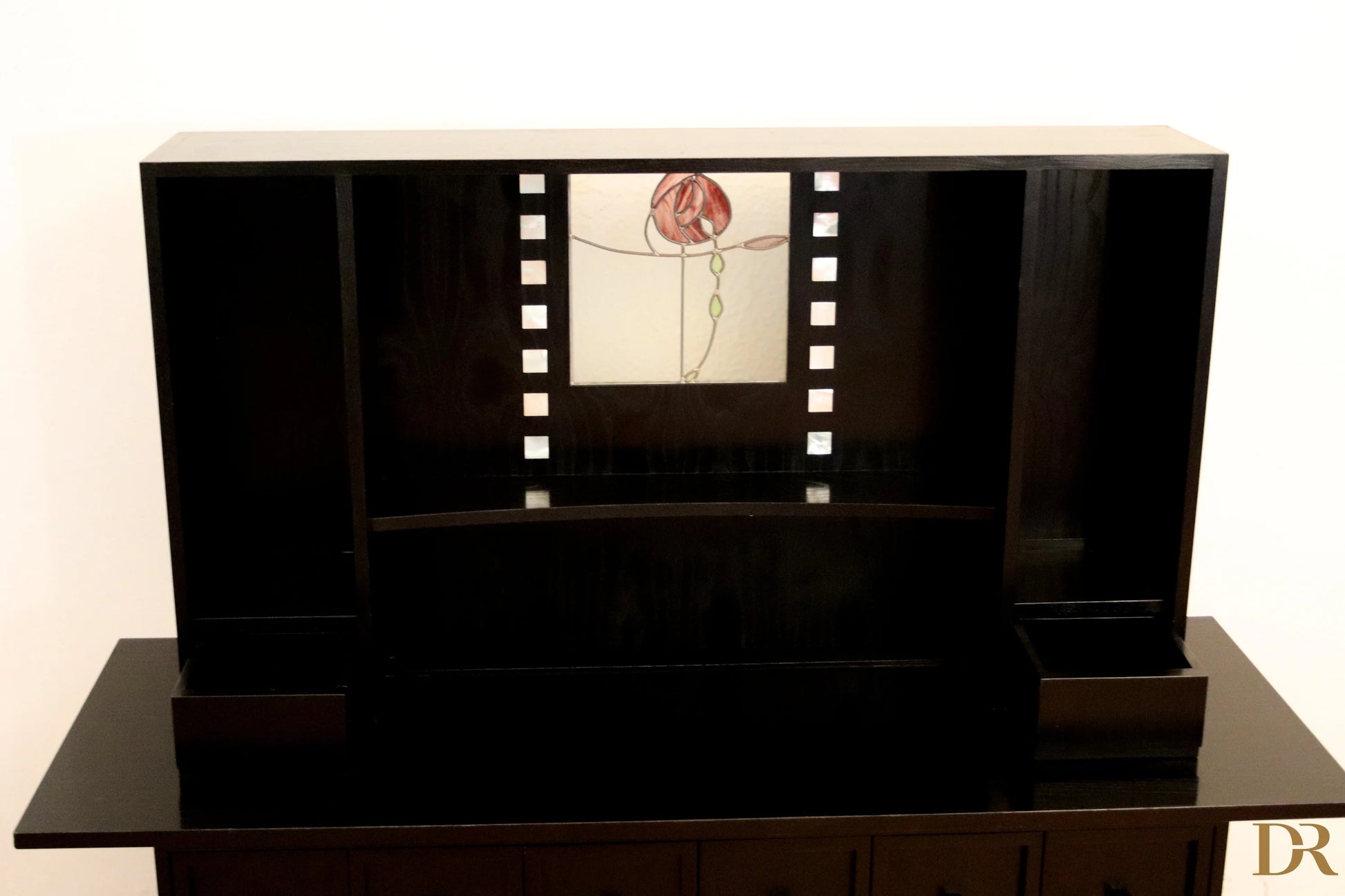 Credenza ds5 di charles rennie mackintosh per cassina anni 90 con pannello decorativo floreale rosso e verde e bordi stile pellicola