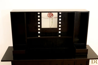 Credenza ds5 di charles rennie mackintosh per cassina anni 90 con pannello decorativo floreale rosso e verde e bordi stile pellicola