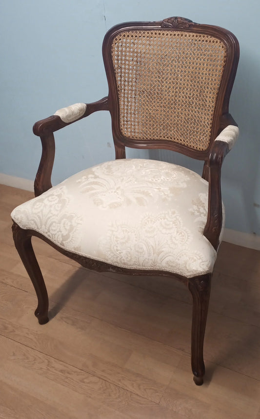 Poltrona a pozzetto in noce vintage restaurata con schienale in cannage intrecciato e seduta imbottita crema