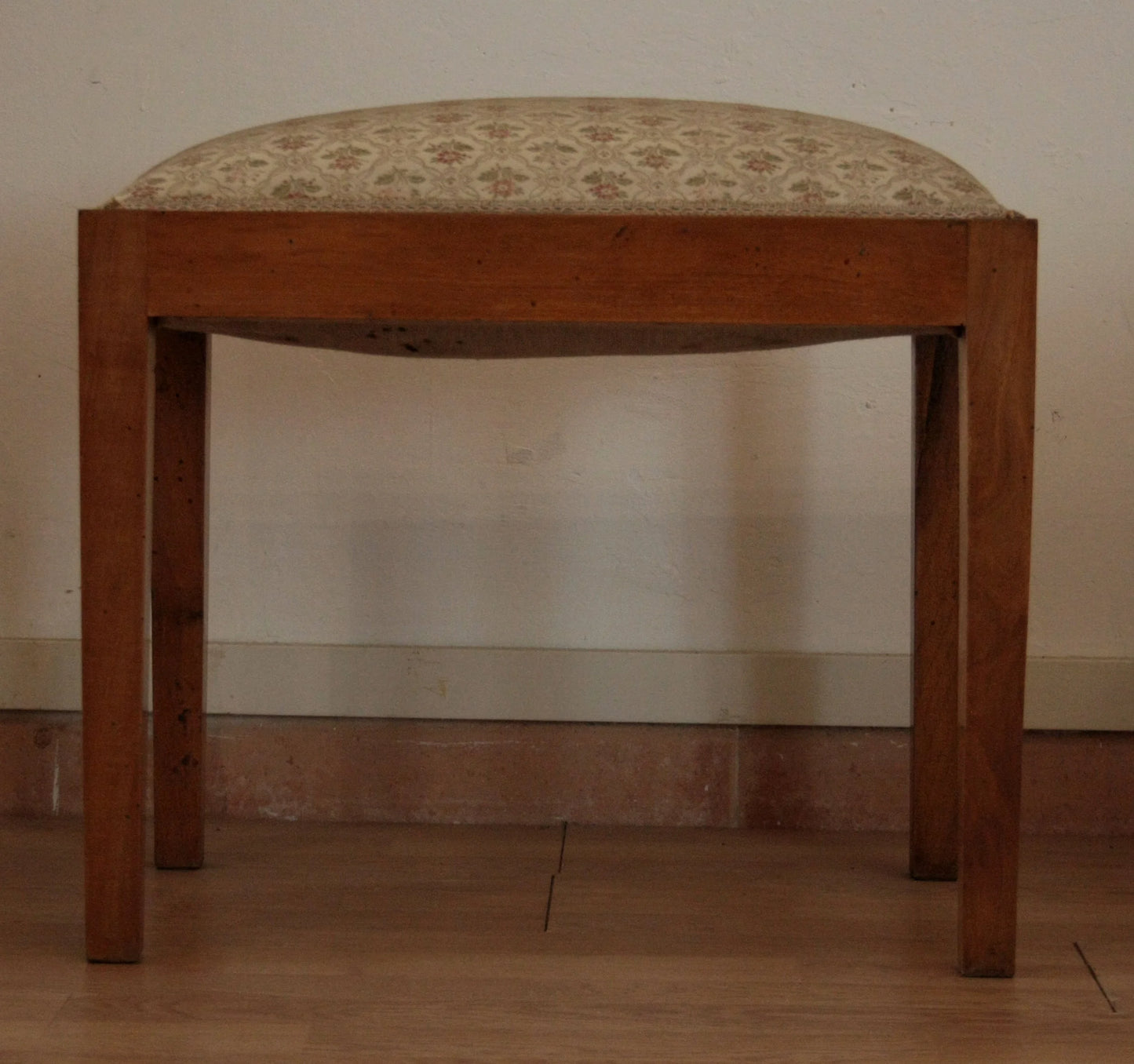 Sgabello-panca vintage novecento in noce massello con seduta imbottita, esemplare raffinato risalente agli anni 50-60