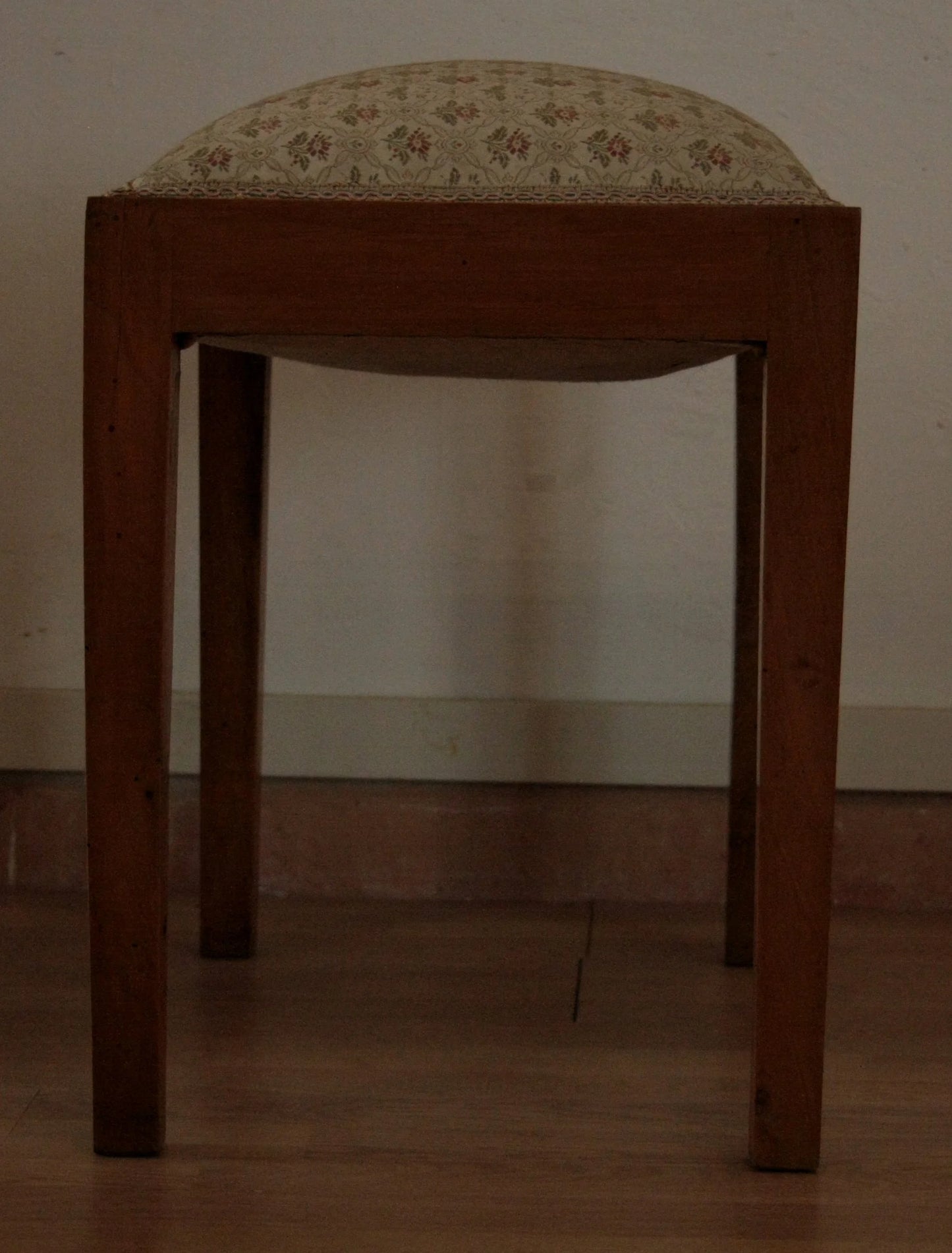 Sgabello-panca vintage novecento in noce massello con rivestimento imbottito, esemplare raffinato risalente agli anni 50-60