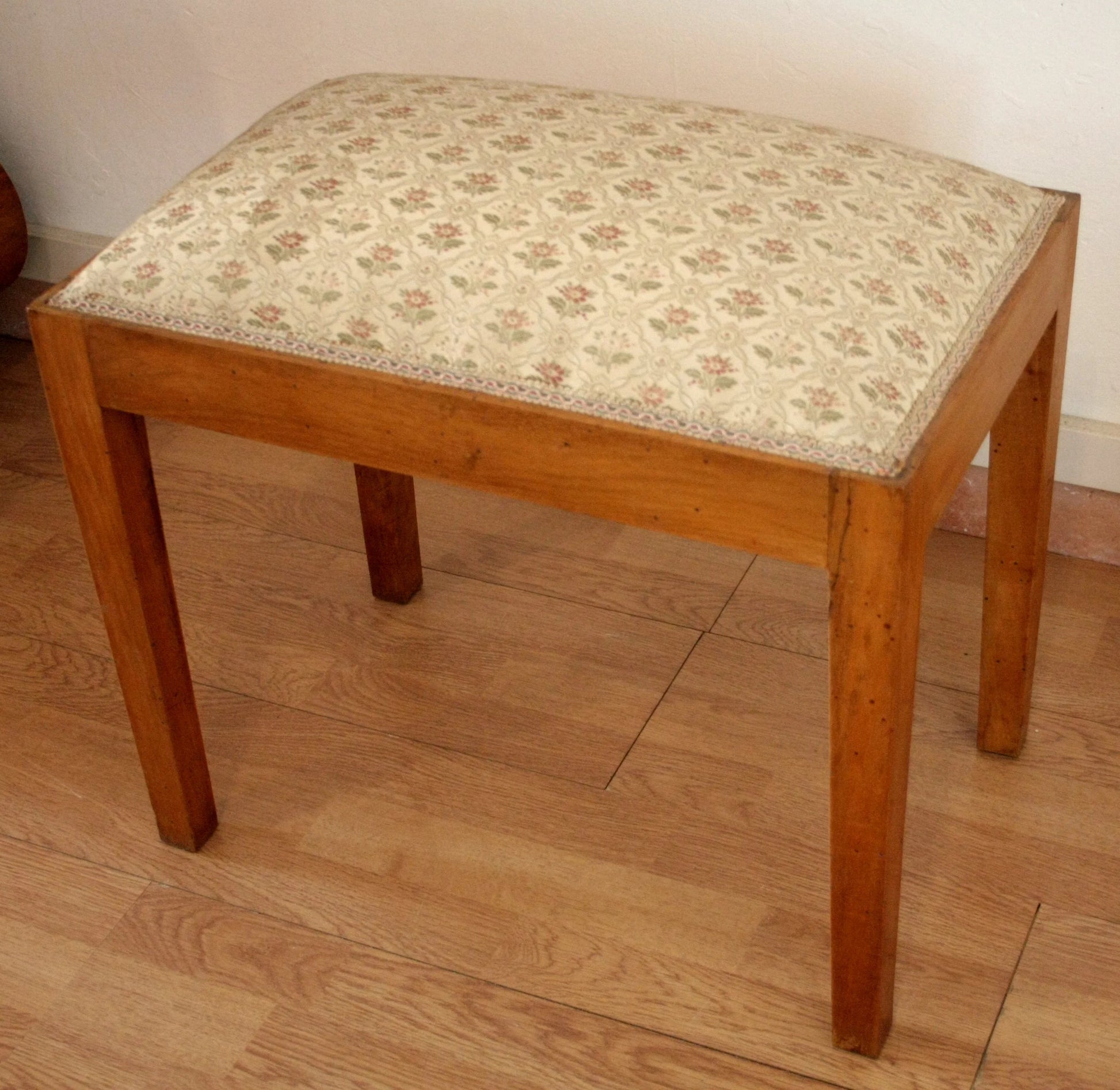 Sgabello-panca vintage novecento in noce massello con rivestimento imbottito, esemplare raffinato risalente agli anni 50-60