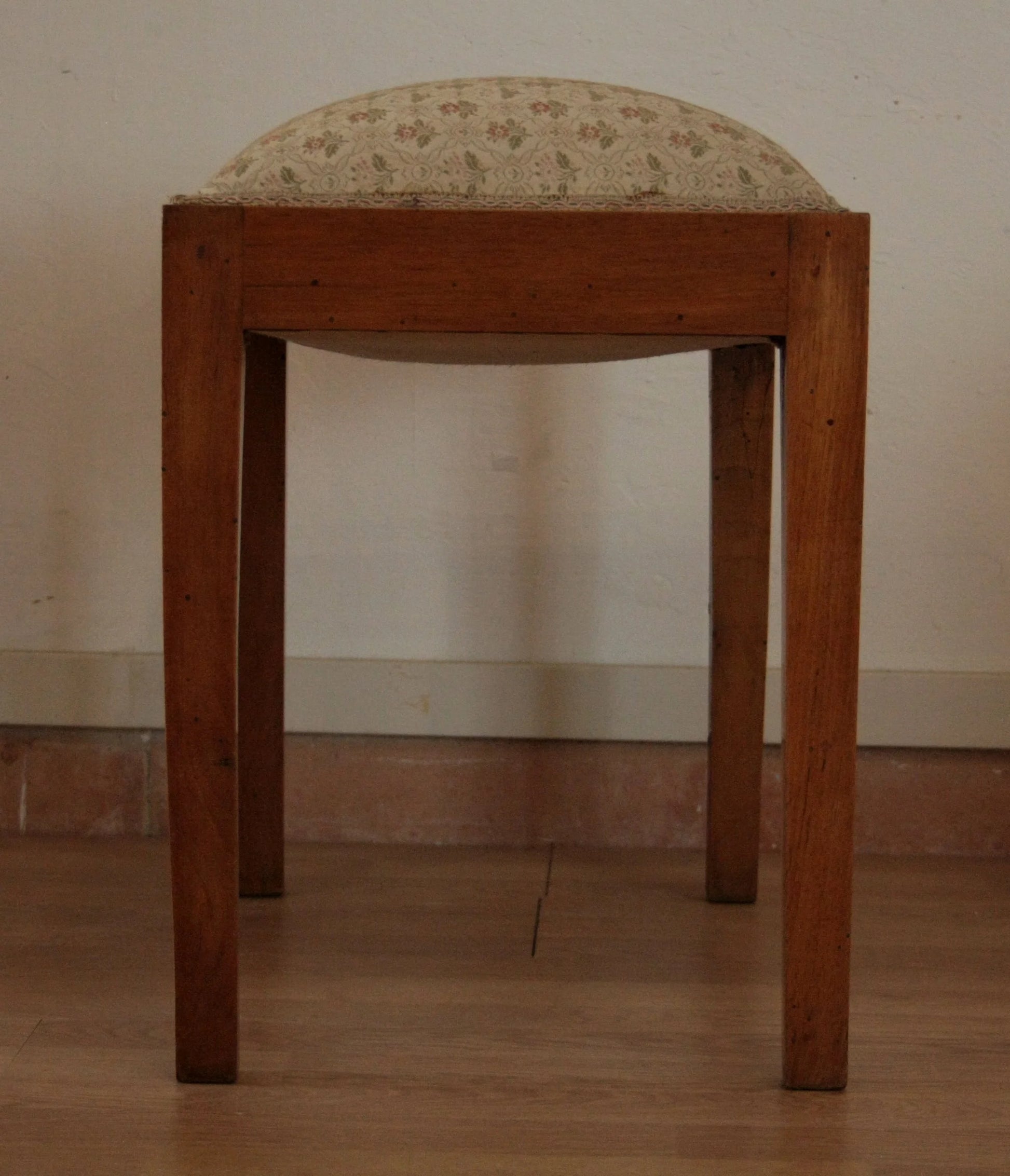 Sgabello-panca vintage novecento in legno di noce massello con rivestimento imbottito esemplare raffinato risalente agli anni 50-60